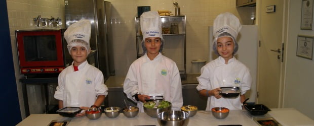 Bom Petisco premeia vencedores do concurso de culinária infantil