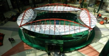 Heineken recria estádio da final da Champions com 14 mil garrafas