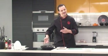 Miguel Gameiro prepara receitas com música no Chef Online Continente