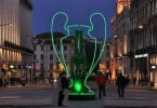 JCDecaux e Heineken instalam garrafa de 4 metros nos Restauradores