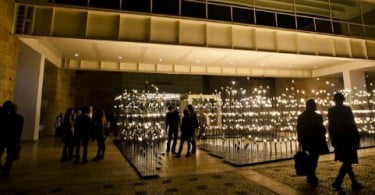 IKEA e LIKEarchitects instalam projeto artístico em LED no CCB