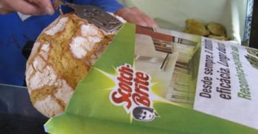 Scotch-Brite distribui sacos de pão com descontos