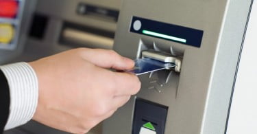 pessoa a levantar dinheiro no Multibanco