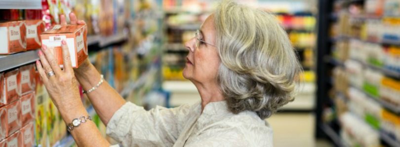 idosa às compras Distribuição Hoje