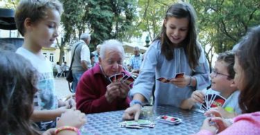 Mattel junta crianças e seniores a jogar Uno