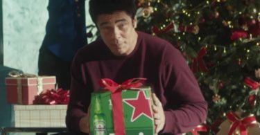 Benício del Toro dá a cara pela campanha de Natal da Heineken