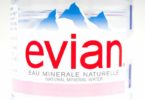 Evian aposta em plástico 100% reciclado