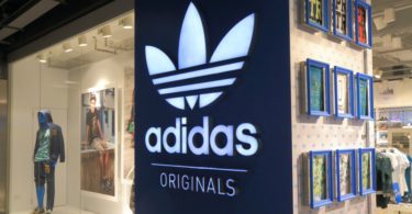 Adidas fecha lojas e aposta no online