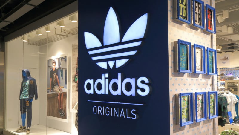 Adidas fecha lojas e aposta no online