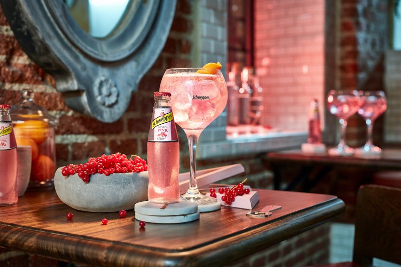 Schweppes ‘veste-se’ de rosa