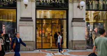 Michael Kors avança para a compra da Versace