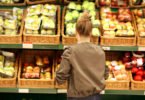 Sacos de plástico ultraleves proibidos no comércio em 2023