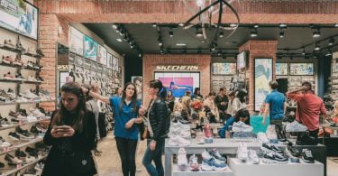Skechers lança coleção outono-inverno que celebra a década de 90
