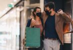 Neste ano, o número médio diário de compradores em lojas aumentou 20% em relação à média do ano anterior (2 de março a 31 de dezembro).