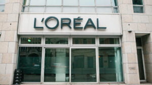 A L’Oréal Paris anunciou que tem como missão reduzir a pegada de carbono em 50% por produto final, até 2030.