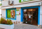 O novo supermercado Coviran abriu na freguesia de Alvor, no município de Portimão, continuando assim a trabalhar no seu plano de expansão.