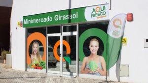 A rede Aqui é Fresco abriu uma nova loja em Portimão, o minimercado Girassol, mais concretamente na Praia da Rocha.
