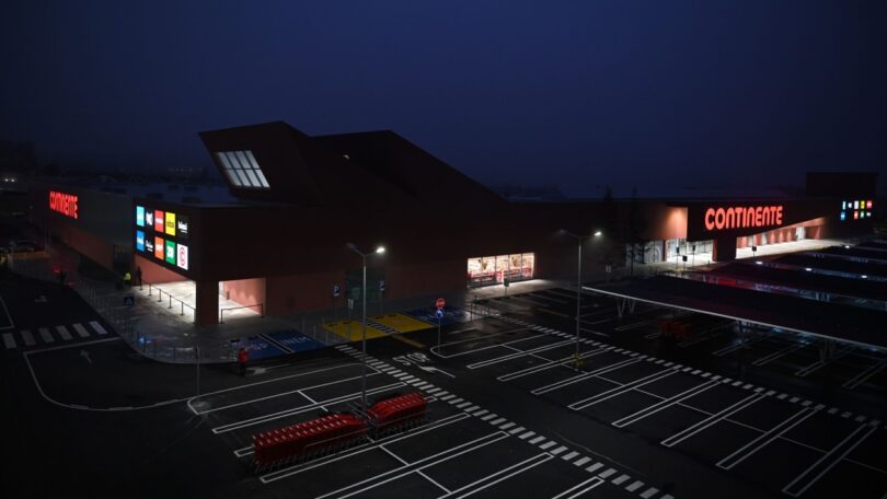 O Continente de Vila Real está agora totalmente remodelado, com 4575 metros quadrados de área de venda, 25 caixas no hipermercado, entre outras novidades.