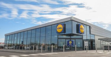 O Lidl investiu mais de 21 milhões de euros na modernização de cinco lojas, em Montijo, Moita, Gouveia, Montemor-o-Velho e Gondomar.