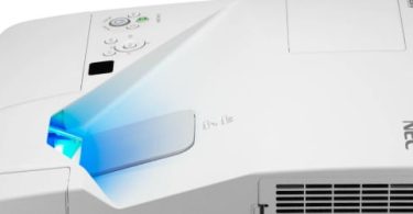 NEC lança Série UM de projetores interativos de ultracurta distância