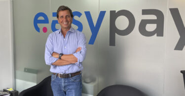“O nosso sistema de checkout permite processar reembolsos diretamente para o método de pagamento original, garantindo que o cliente recebe o valor”
