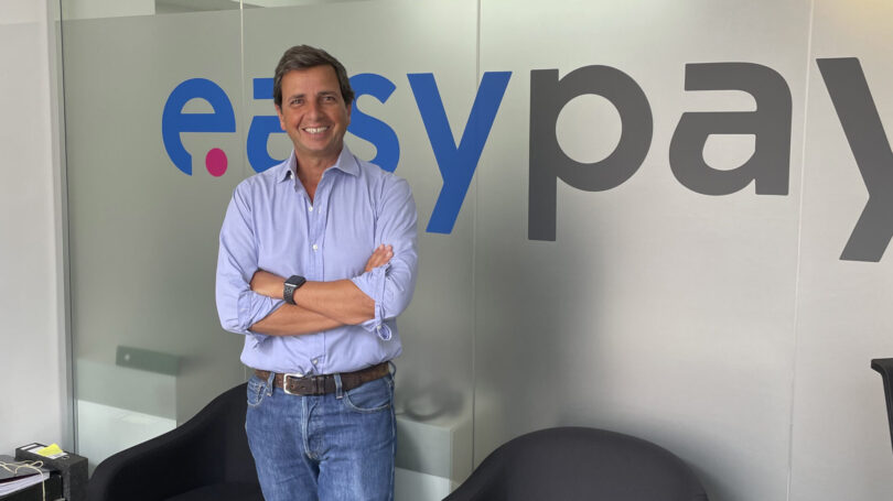 “O nosso sistema de checkout permite processar reembolsos diretamente para o método de pagamento original, garantindo que o cliente recebe o valor”