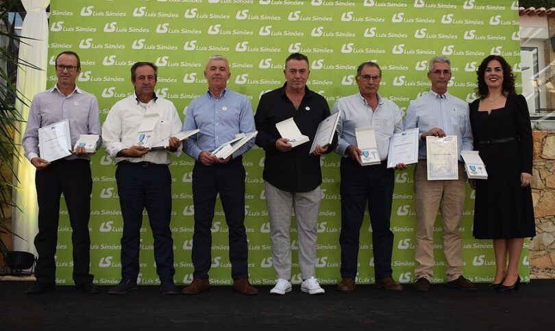 A Luís Simões entregou recentemente 16 novos Diplomas de Honra da IRU, elevando para 42 o número de condutores reconhecidos pela sua “excelência profissional” na estrada.