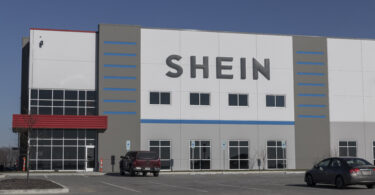 Shein multada em 1 milhão de euros por práticas ambientais enganosas