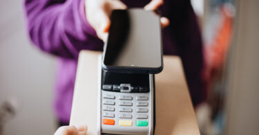 Geração Z: O futuro gestão financeira está nos smartphones e influenciadores