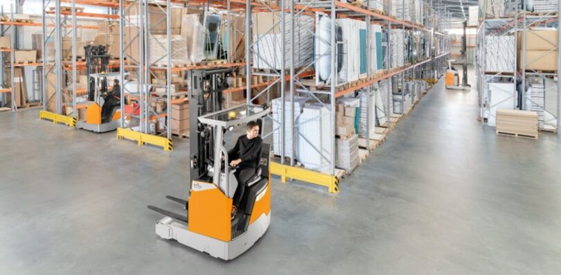 STILL lança novo empilhador retrátil para corredores estreitos