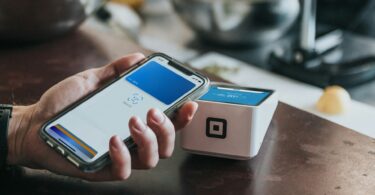 Cartão continua a liderar pagamentos em Portugal, mas mobile ganha peso
