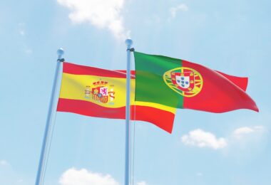 Preço, risco e confiança diferenciam decisões de compra em Portugal e Espanha