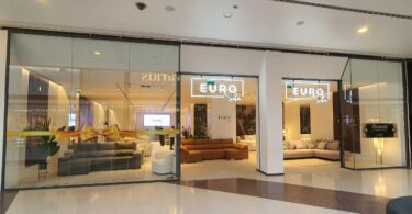 Euro Sofás integra espaço infantil na experiência de loja