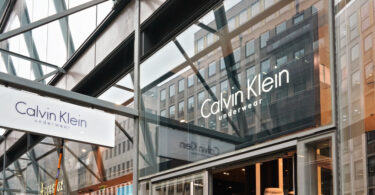 Reino Unido proíbe anúncios da Calvin Klein, Adidas e Uniqlo com alegações ambientais