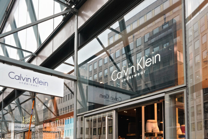 Reino Unido proíbe anúncios da Calvin Klein, Adidas e Uniqlo com alegações ambientais
