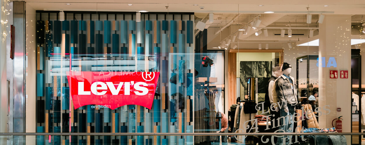 Levi’s reforça experiência em loja com serviço made-to-order