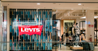 Levi’s reforça experiência em loja com serviço made-to-order
